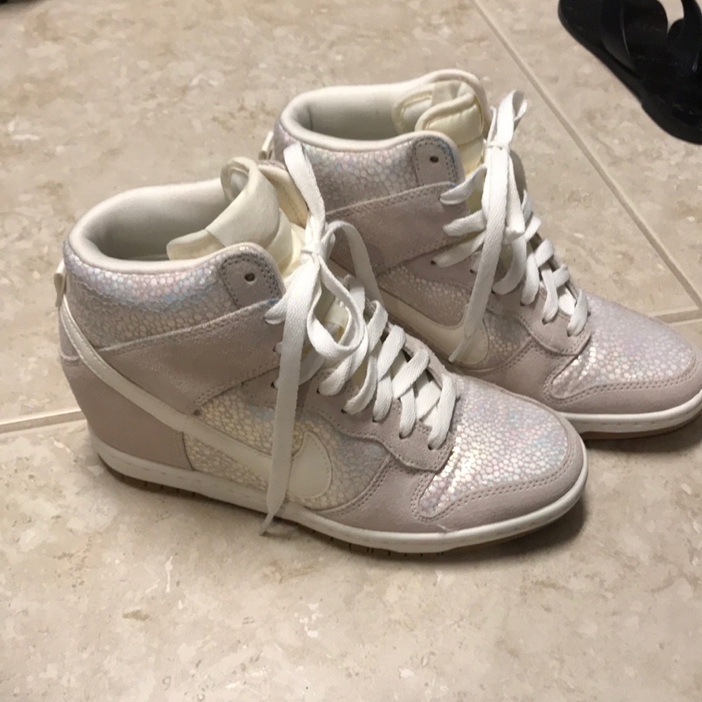Nike sneakers with stingray detail size 7 new